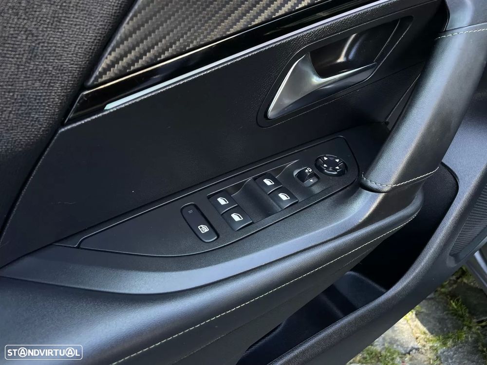 Peugeot 2008 PureTech 130 EAT8 GT - 32