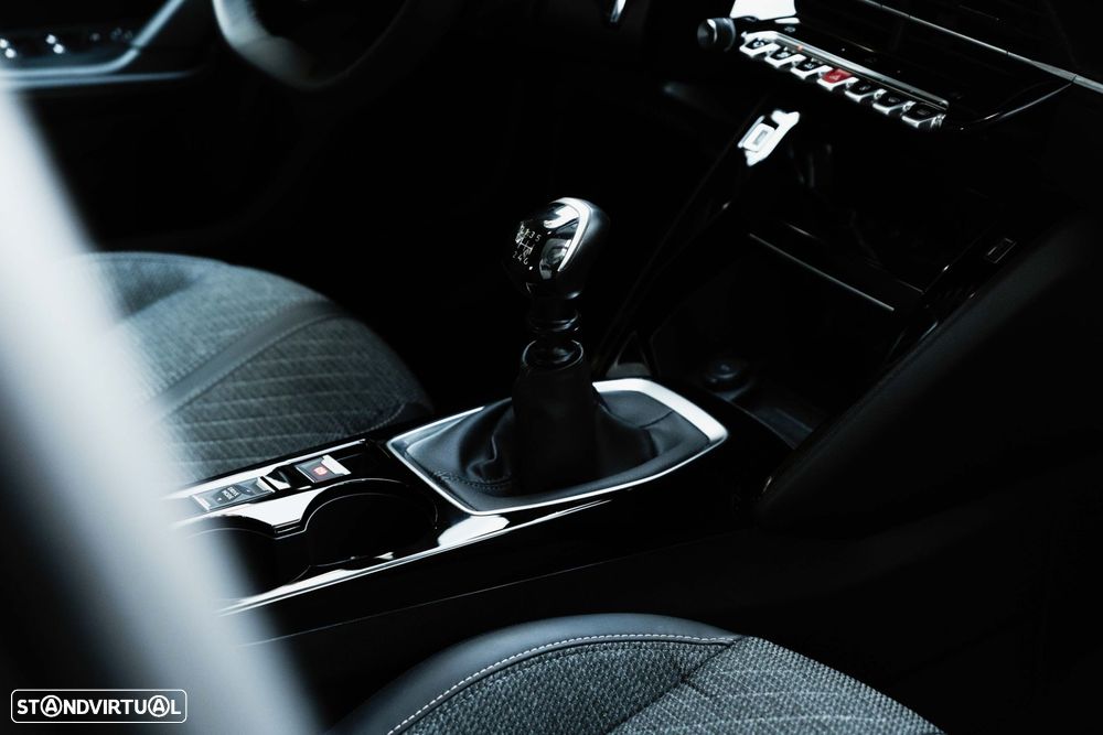 Peugeot 2008 1.2 PureTech Allure - 23