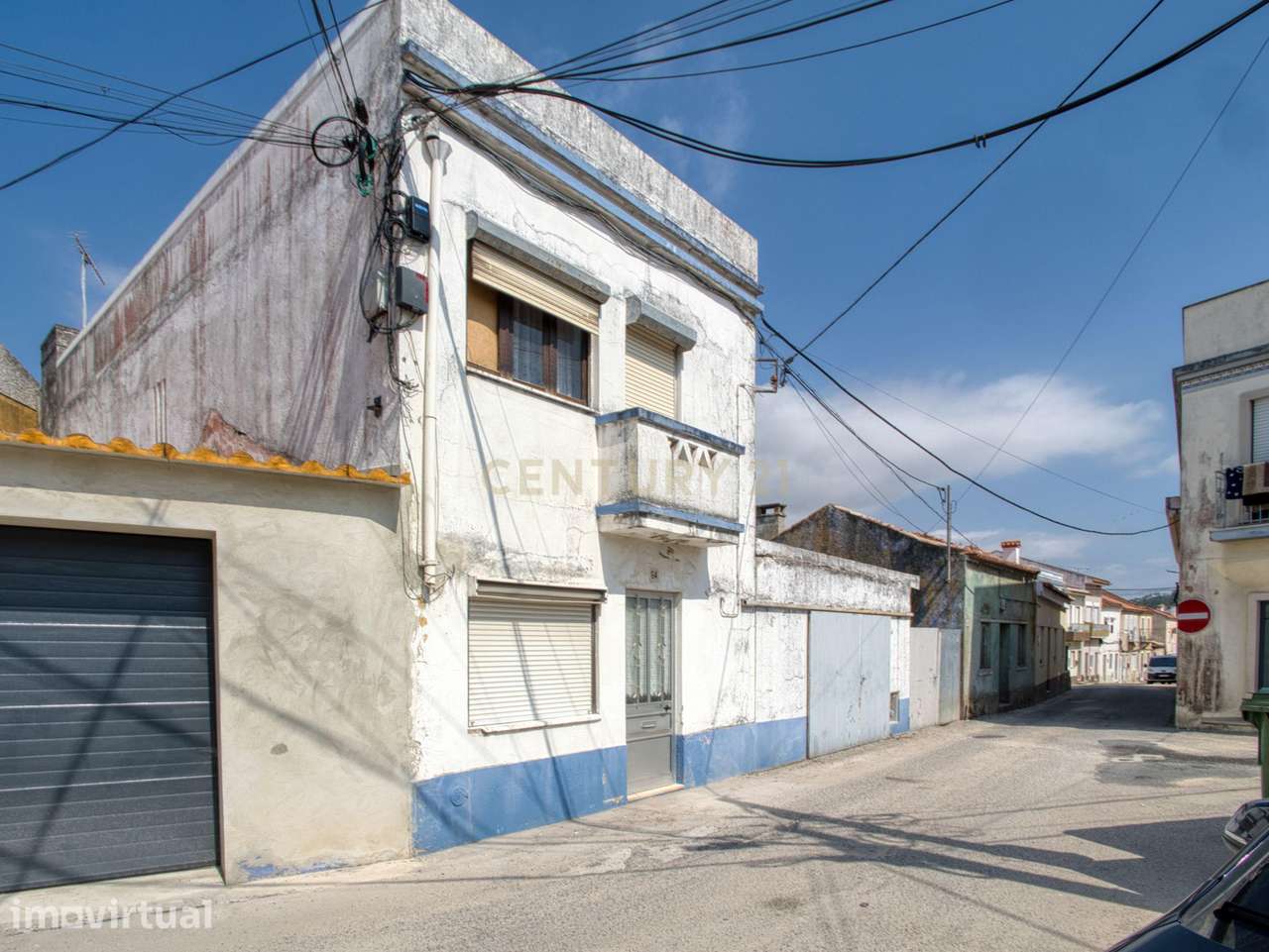 Moradia T3 situada no centro da vila de Valado de Frades apenas a 5km - Grande imagem: 2/27