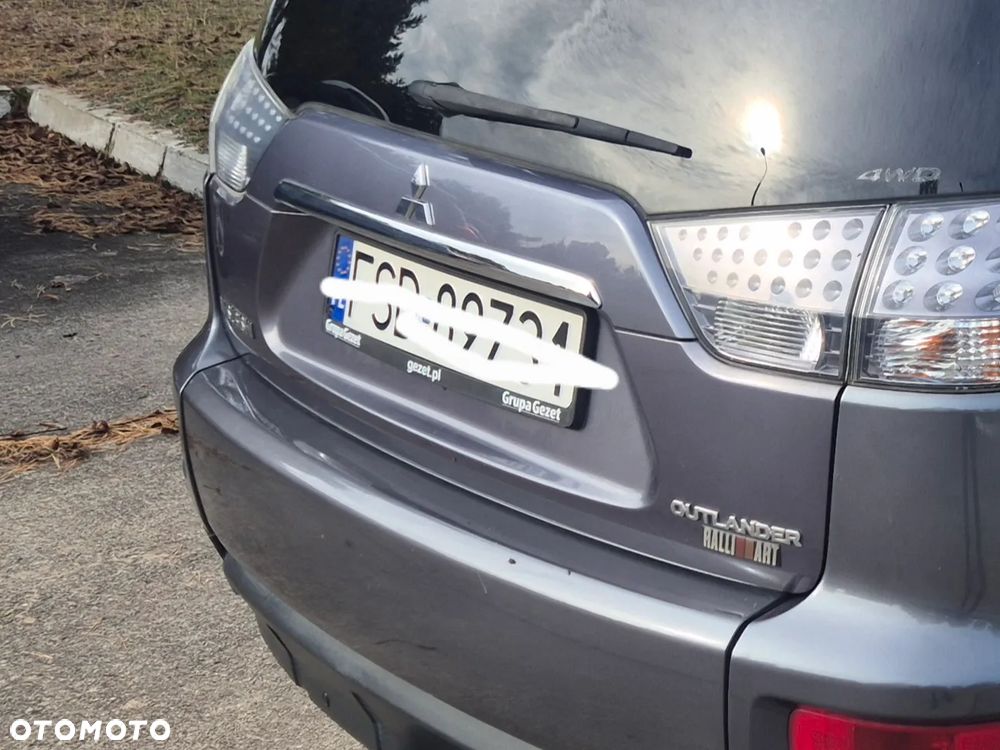 Mitsubishi Outlander - 2