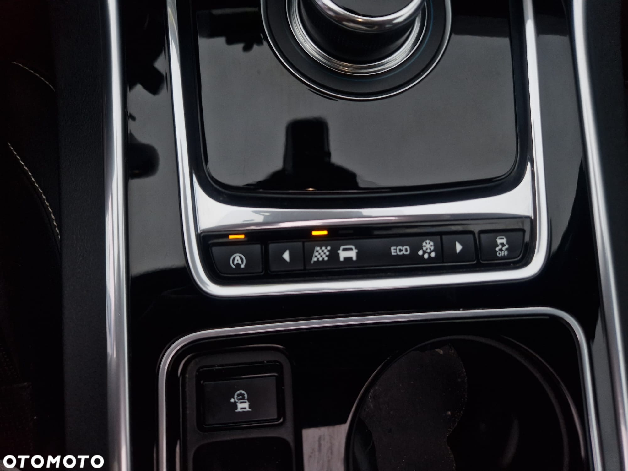 Jaguar XE 2.0 D R-Sport - 24