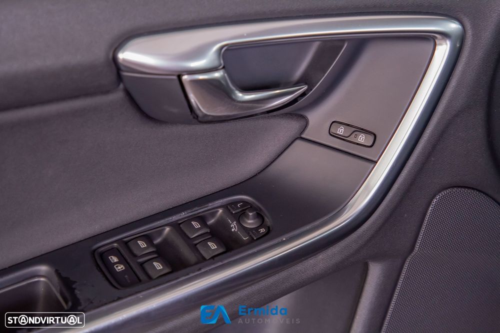 Volvo V60 2.0 D3 Momentum - 30