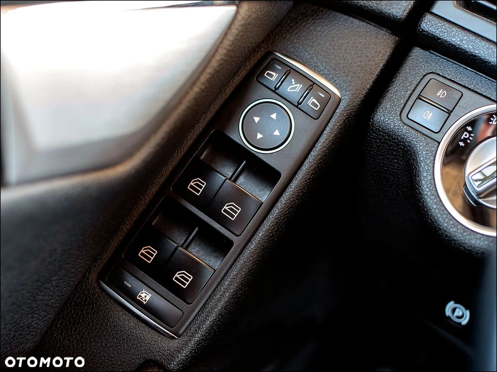 Mercedes-Benz Klasa C 180 BlueEFFICIENCY 7G-TRONIC Avantgarde - 31