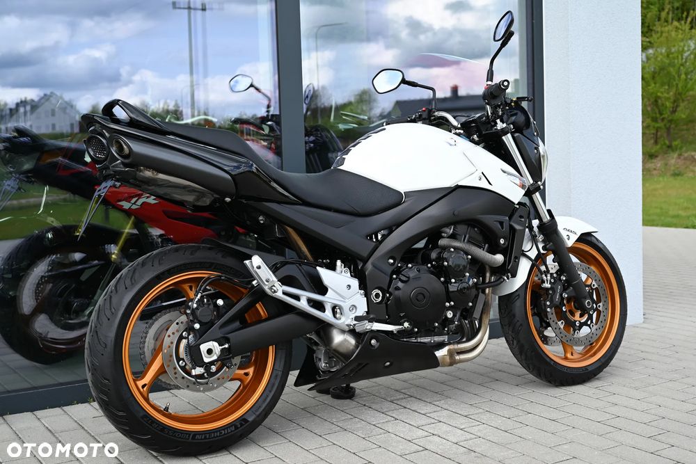 Suzuki GSR - 40