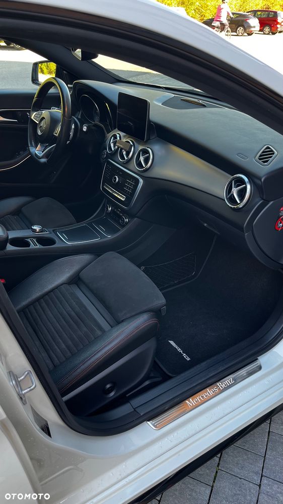Mercedes-Benz CLA 220 4-Matic AMG Line - 9