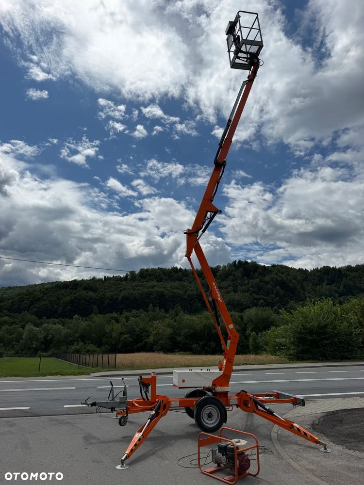 Nifty 120TAC Zwyżka koszowa 12 metrów Podnośnik HDS. jak nówka z salonu. 2016 rok. PRĄD 230v. 4 sekcje sterowania na dole. Nowy model! Z komuny Norweskiej. Używana była 1 raz do roku. Serwisowana w DEKRA do końca OKAZJA. Zwyżka Obrotowa. Poziomowanie kosza. Pełna Hydraulika. Sterowanie góra dół! Wysuwane ramie. Wieniec tryby zero zużycia! Ani deka luzów i wycieków.  Mała lekk i zwinna zwyżka o potężnym zasięgu. OKAZJA TANIO - 15