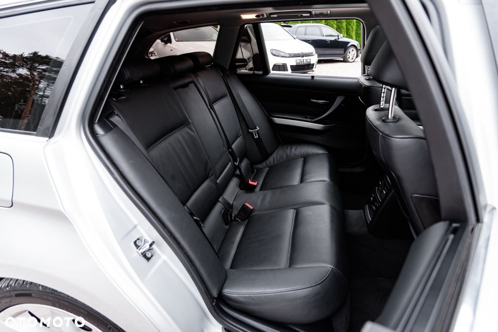BMW Seria 3 330xi - 23