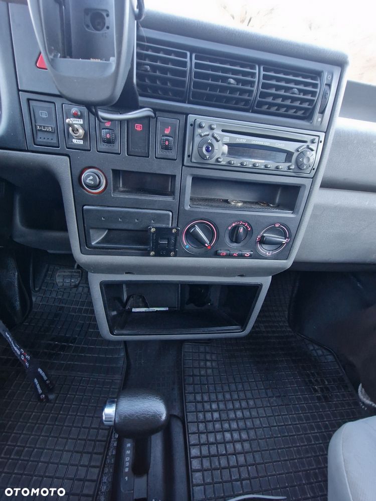 Volkswagen Caravelle - 17