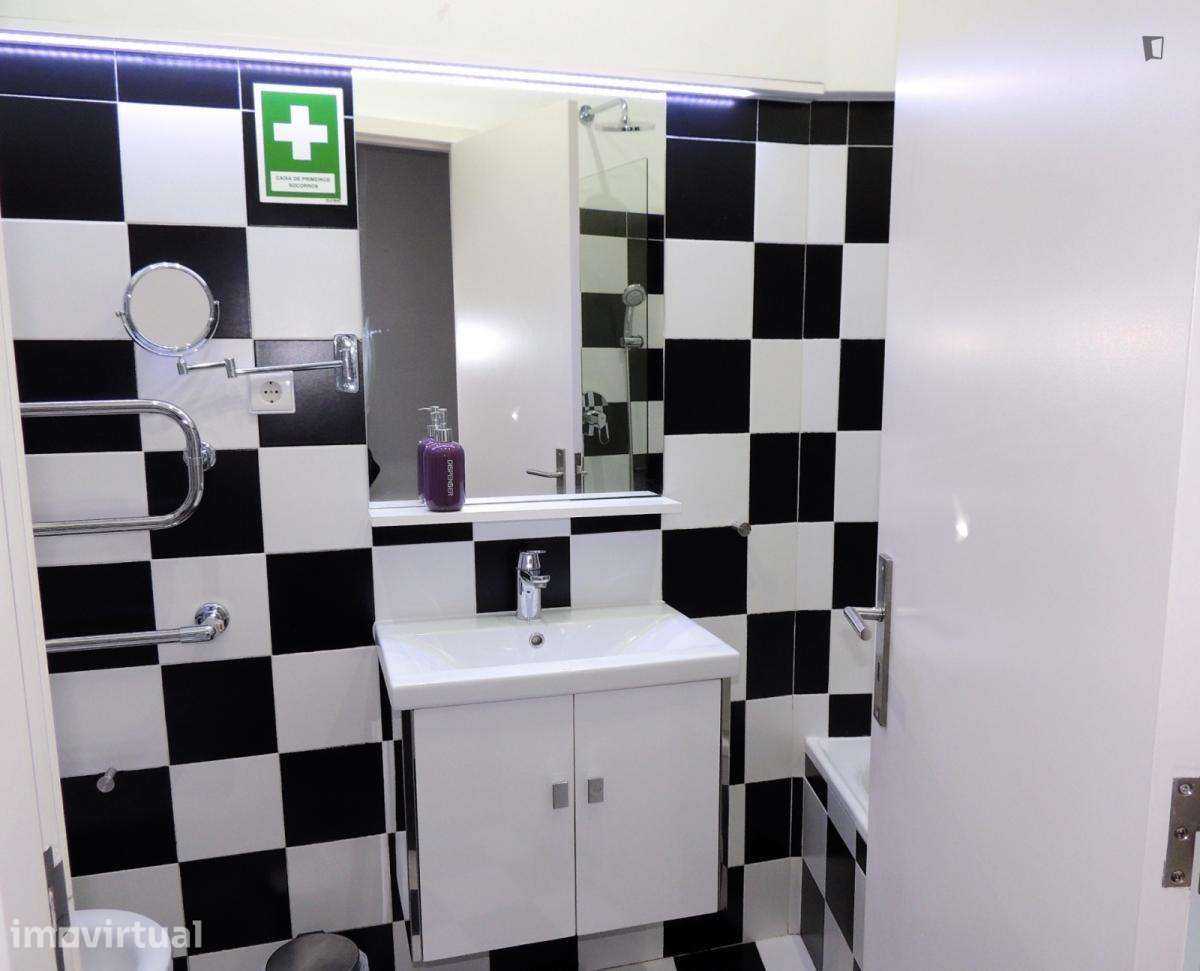 Apartamento com 1 quartos - localizado em Paranhos Porto - Grande imagem: 2/24