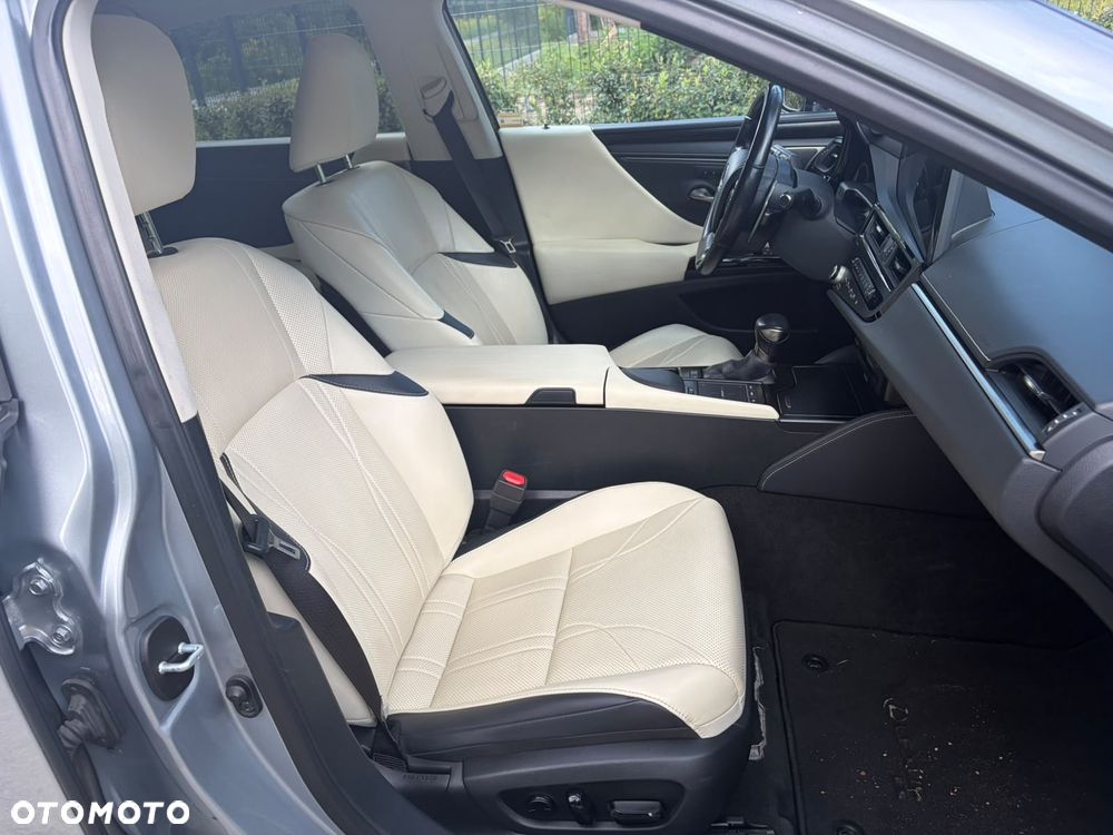 Lexus ES 300h Prestige - 16