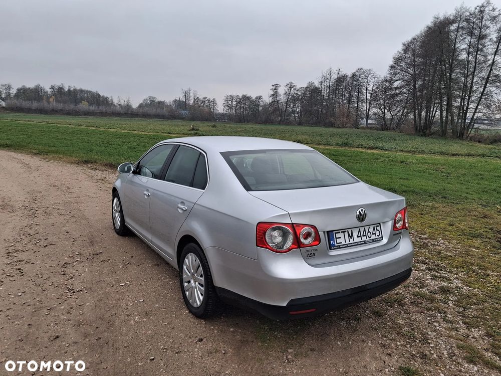 Volkswagen Jetta 1.9 TDI DPF Trendline BlueMotion - 4