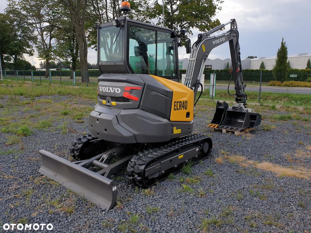 Volvo ECR40F KLIMATYZACJA NOWA DOSTĘPNA OD RĘKI, SZYBKOZŁĄCZE, DŁUGIE RAMIĘ, OBRÓT W OBRYSIE, ŁYŻKI: 300, 600, 1200MM SKARPOWA HYDRAULICZNA STEROWANA Z JOYSTICKA, PŁYWAJĄCY LEMIESZ SPYCHARKOWY - 4