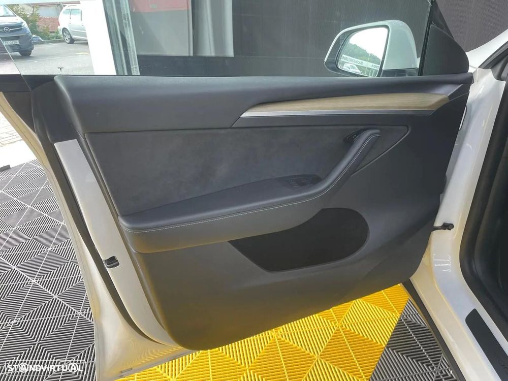 Tesla Model Y Long-Range RWD - 11