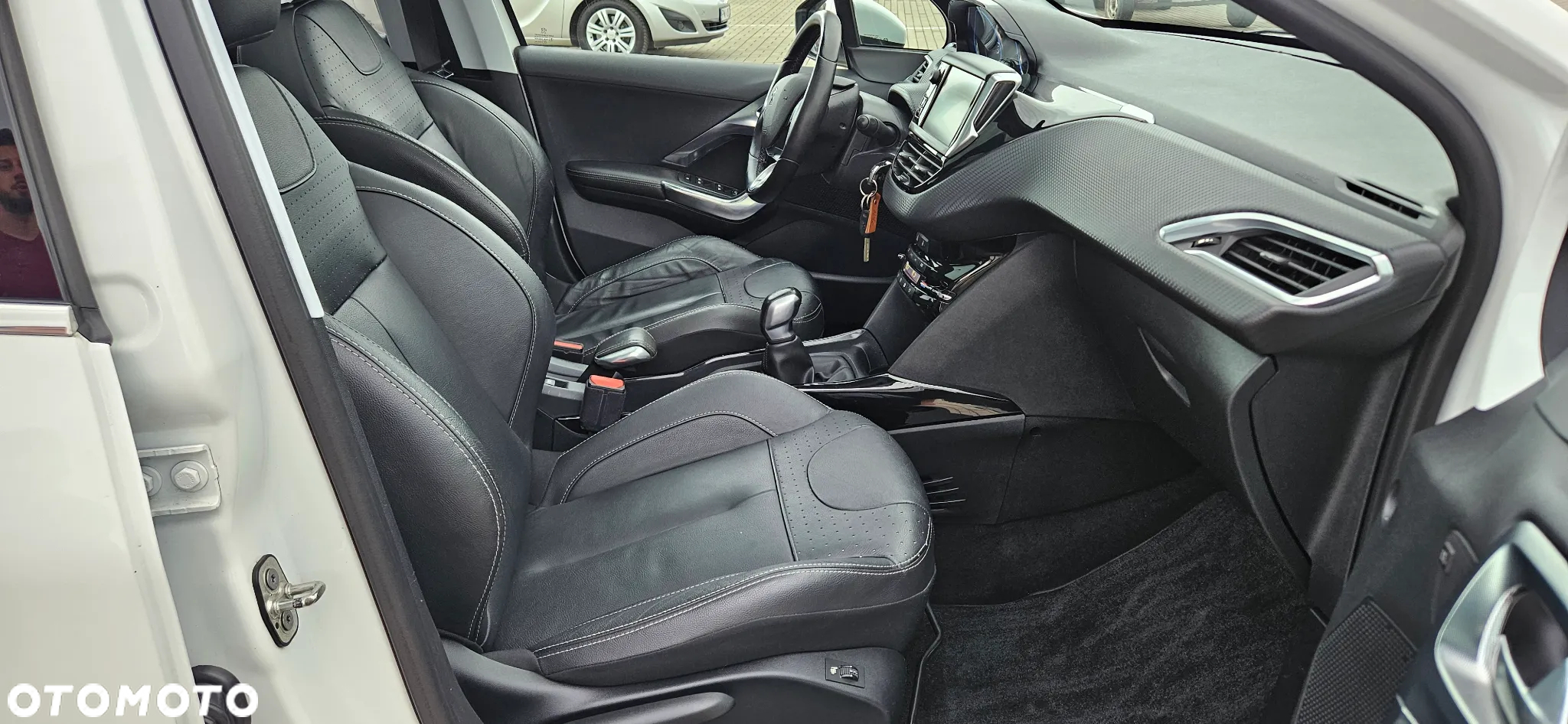 Peugeot 2008 1.2 PureTech Allure S&S - 11