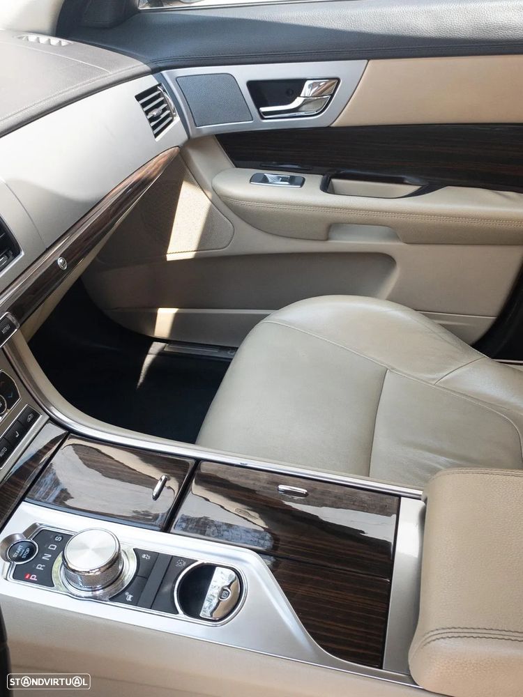 Jaguar XF Sportbrake 2.2 D Premium Luxury - 10