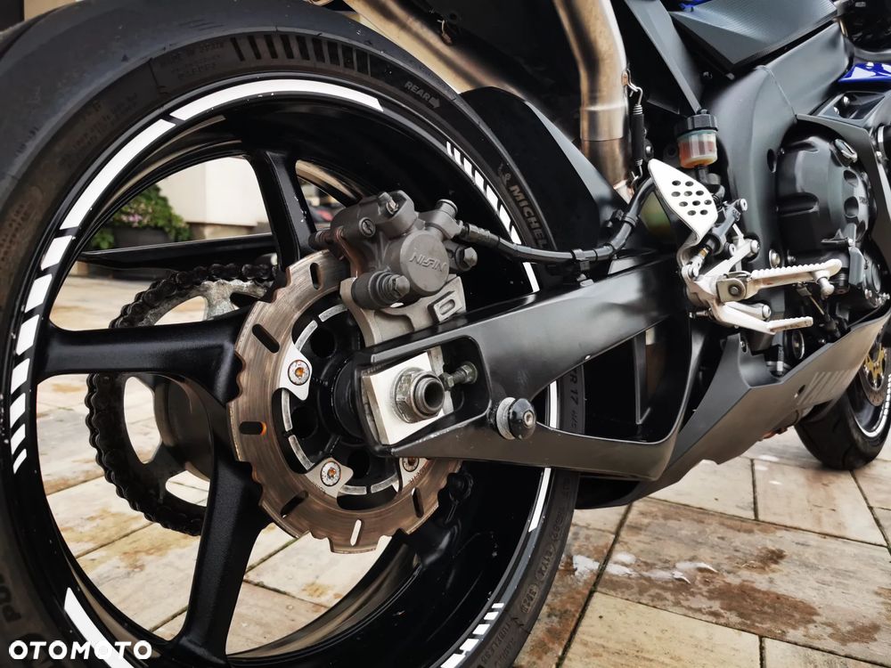Yamaha R1 - 18