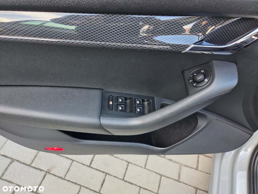 Skoda Octavia 2.0 TDI DSG RS - 25