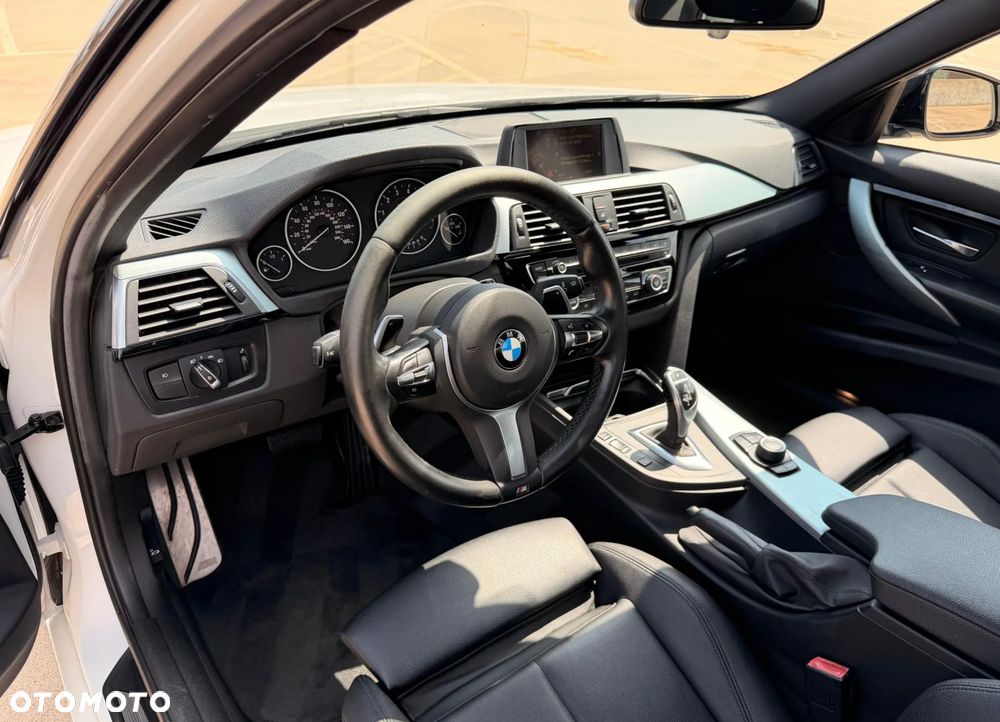 BMW Seria 3 330i M Sport - 12
