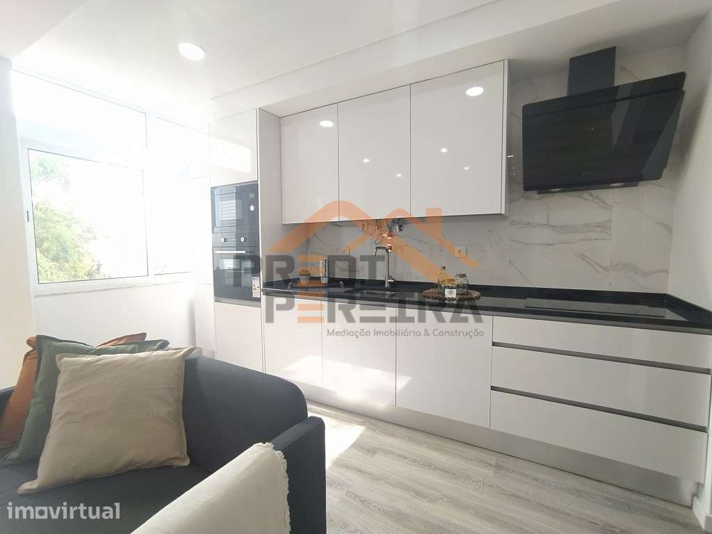 Situado em Benfica, apartamento T3 em processo de remodelação. - Grande imagem: 2/22