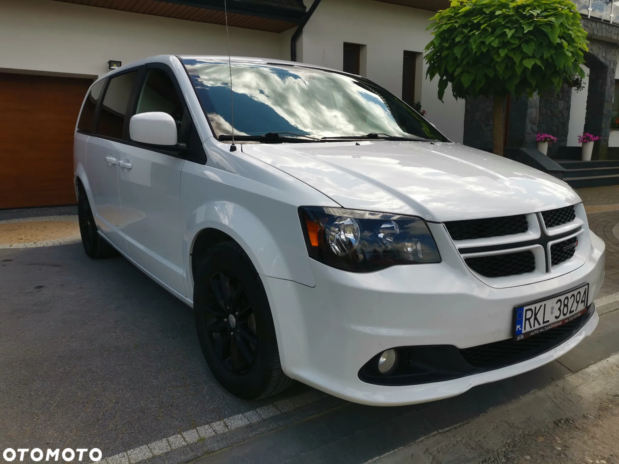 Dodge Grand Caravan - 2