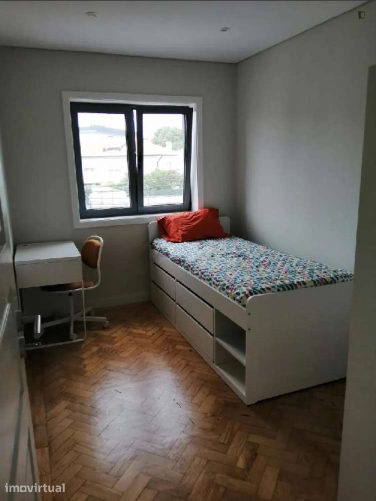 Casa com 5 quartos - localizado em Paranhos Porto - Grande imagem: 2/17