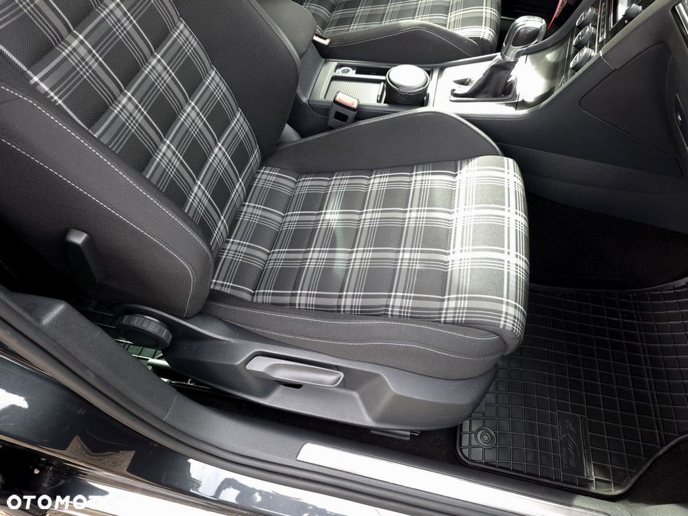 Volkswagen Golf - 17