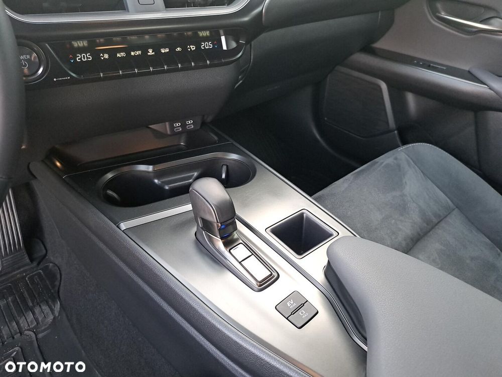 Lexus UX - 16