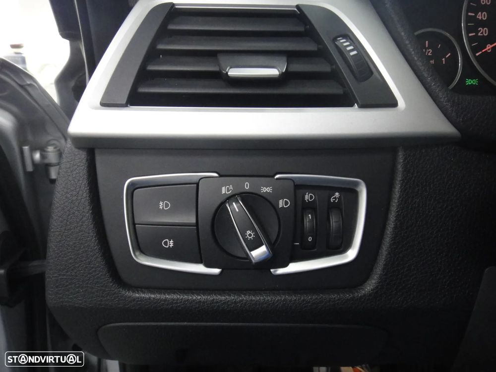 BMW 318 d Auto Exclusive - 24