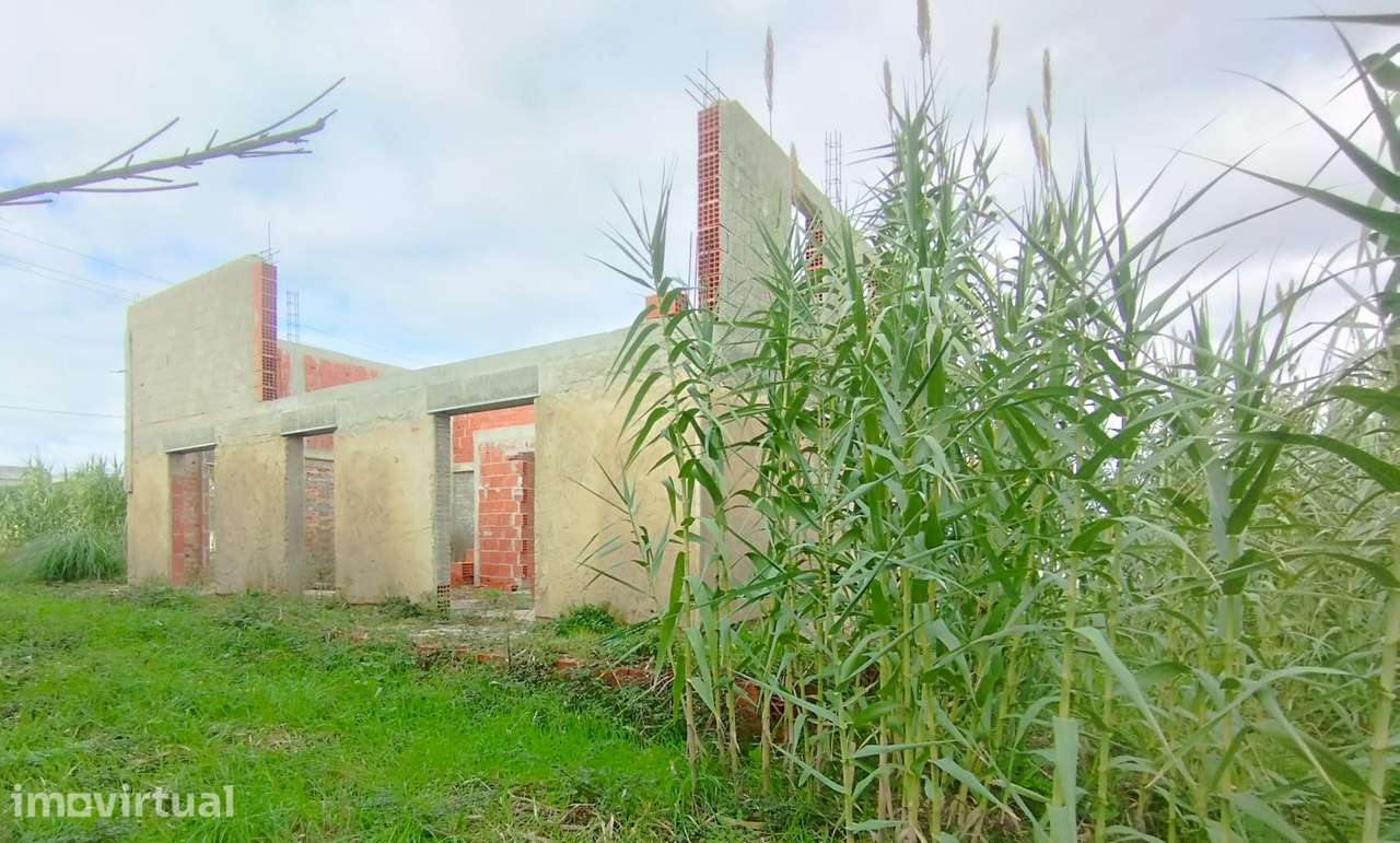 Terreno Plano com Moradia de 104 m² para Concluir - Grande imagem: 2/25