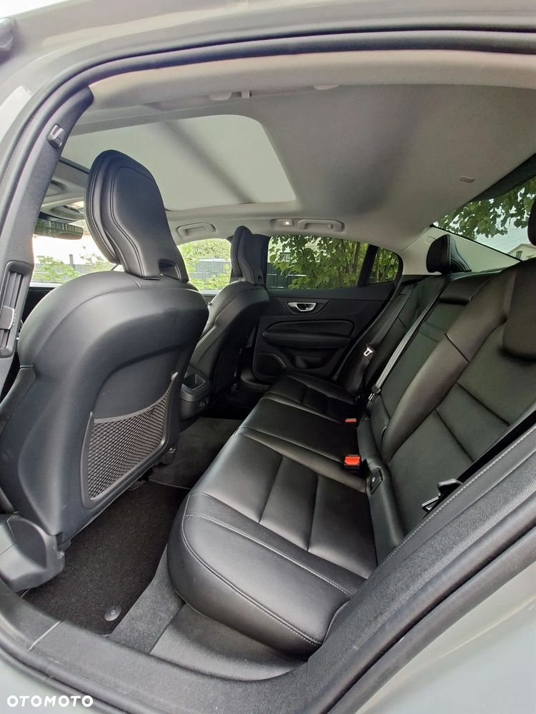 Volvo S60 B5 B AWD Plus Dark - 25