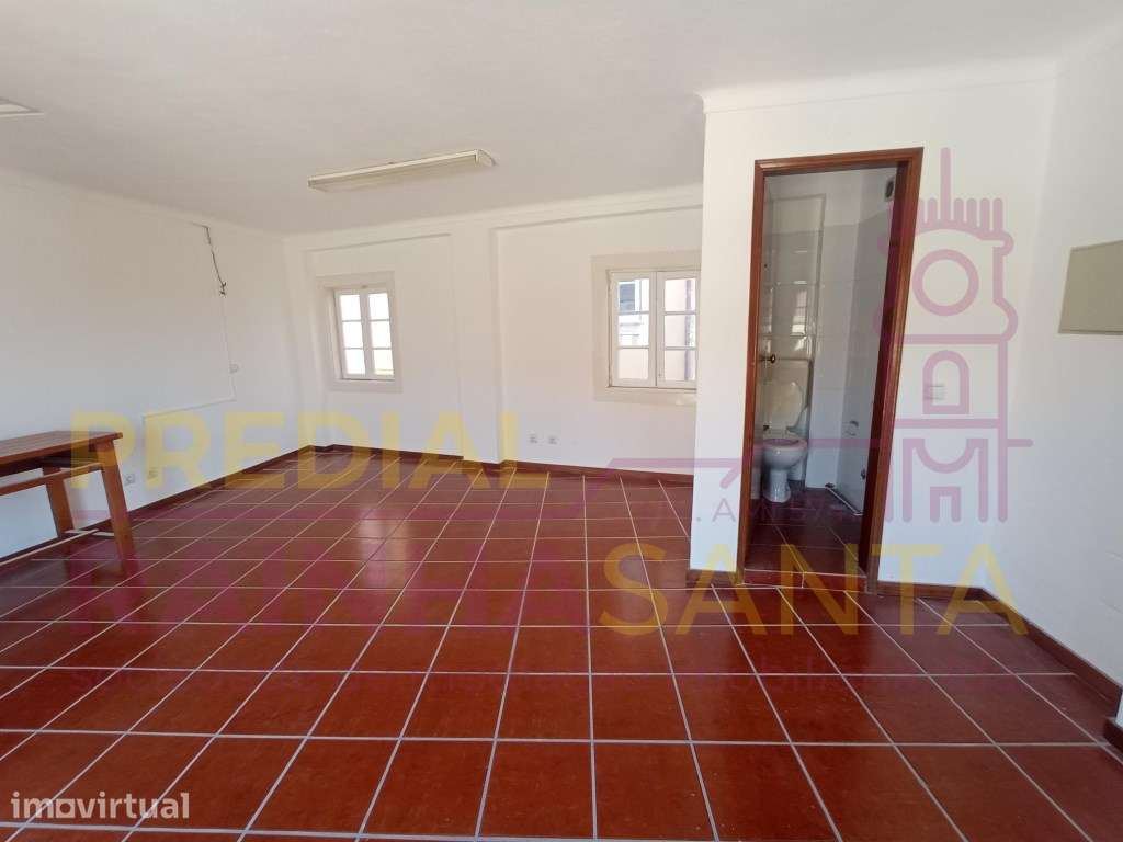 Sala com wc privativo - Baixa da Cidade - Coimbra - Grande imagem: 4/10