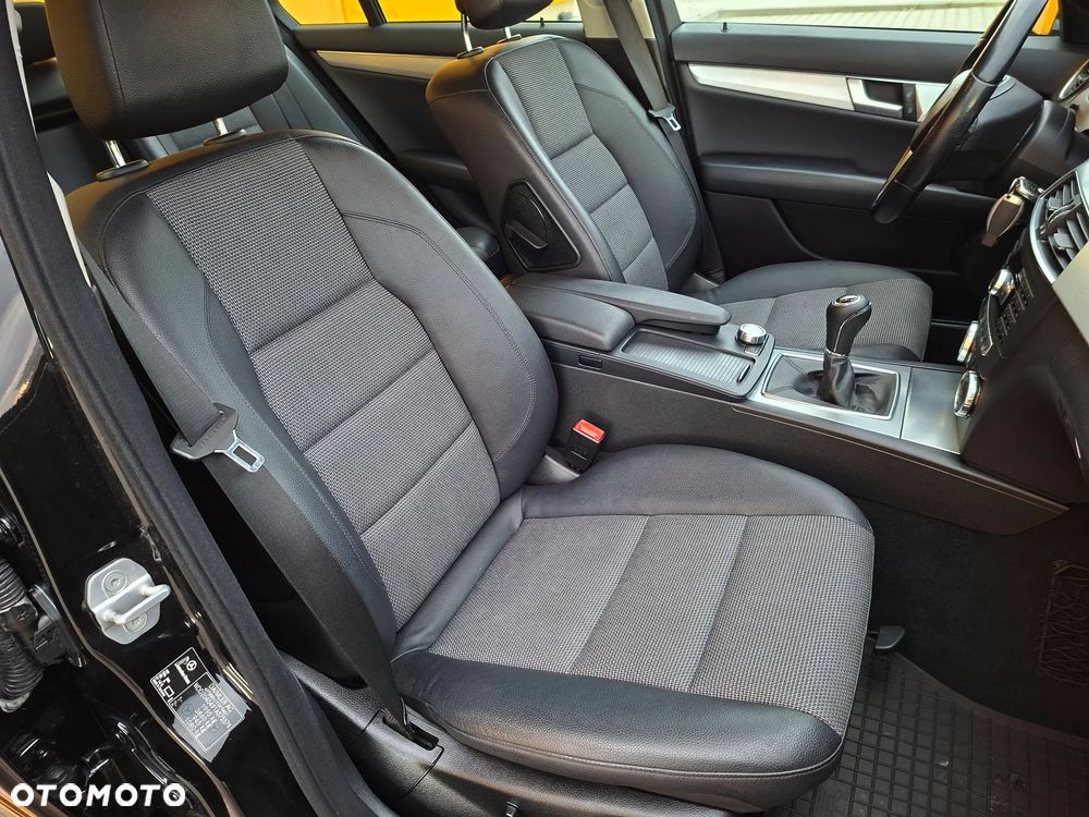 Mercedes-Benz Klasa C 180 CGI BlueEFFICIENCY Avantgarde - 26