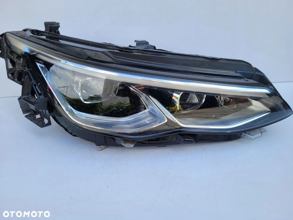 Vw Golf VIII 8 lampa przód prawa full led IQ - 1
