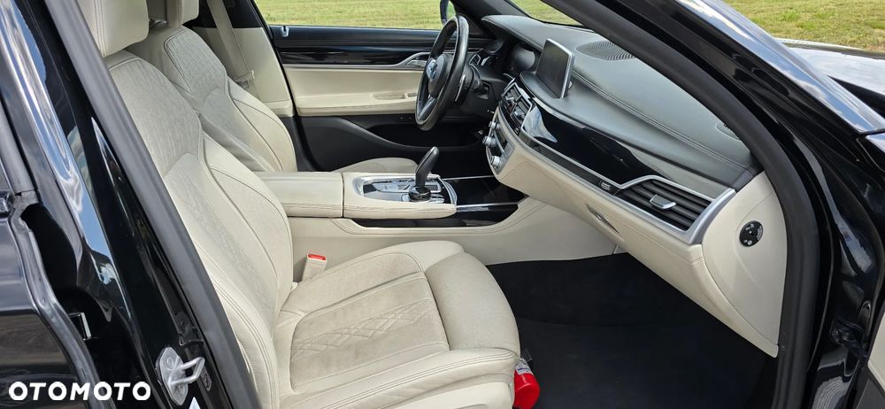 BMW Seria 7 750i xDrive sport - 12