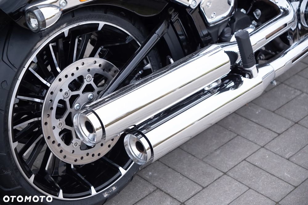 Harley-Davidson Softail Breakout - 17