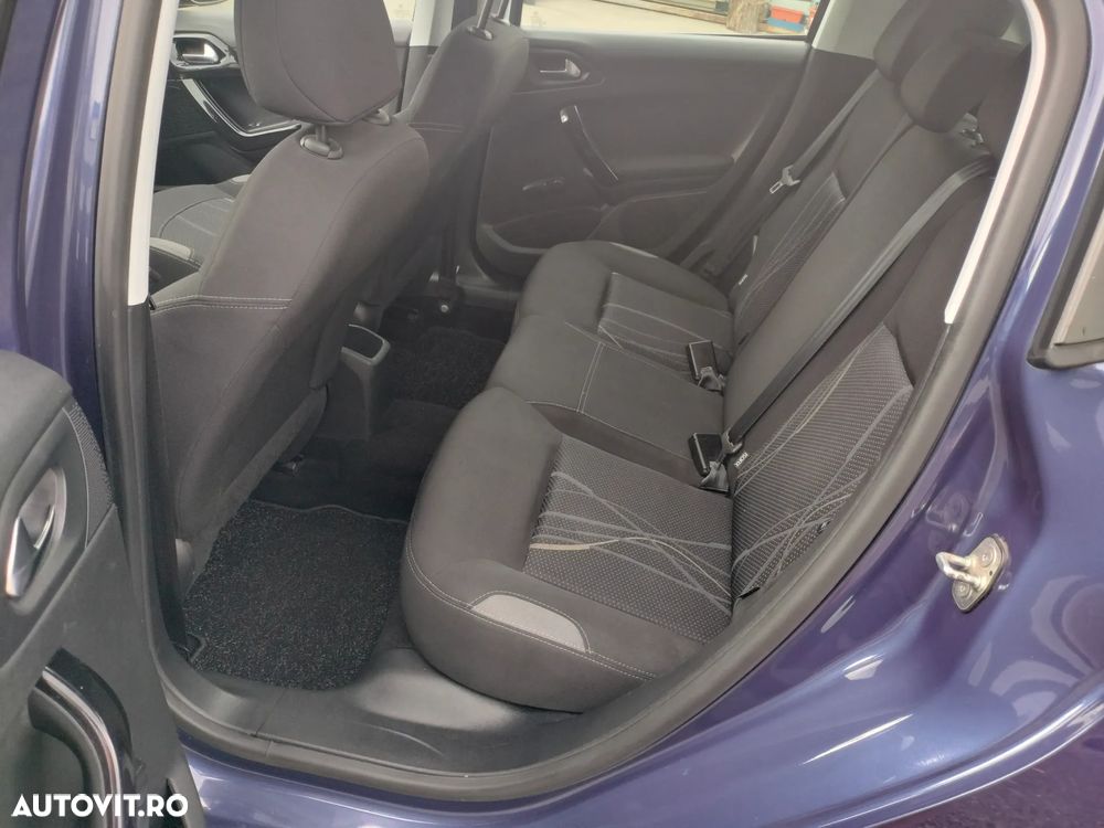 Peugeot 208 1.2 L PureTech Active - 8