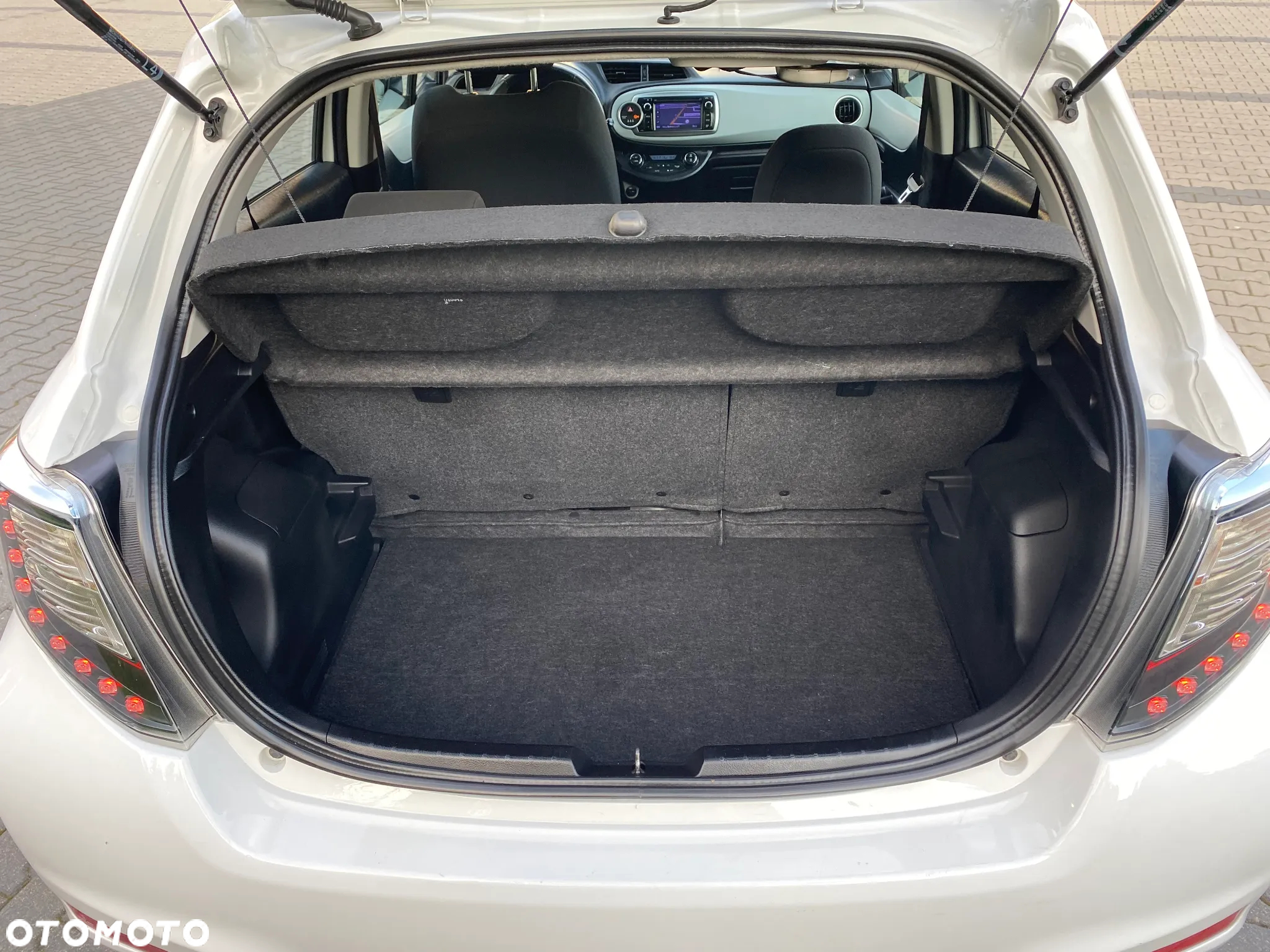 Toyota Yaris Hybrid 100 Premium - 36