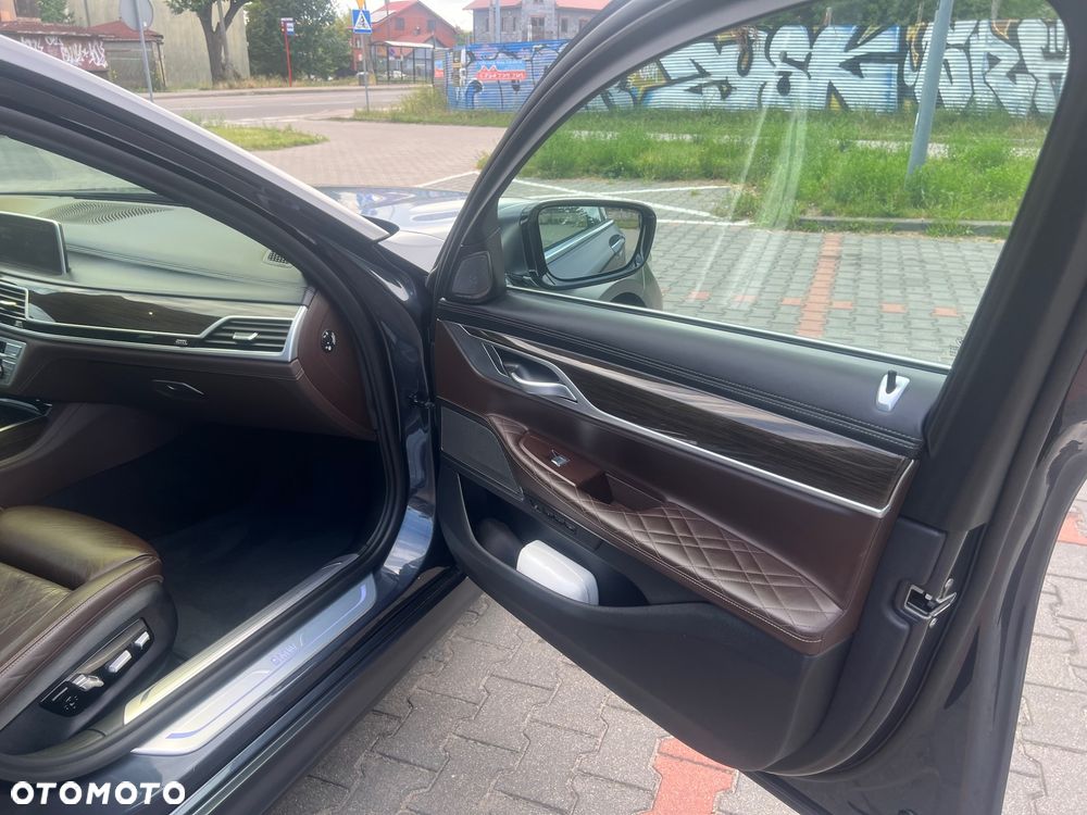 BMW Seria 7 745e - 30