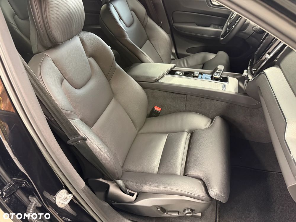 Volvo XC 60 B4 D AWD Geartronic Momentum Pro - 22