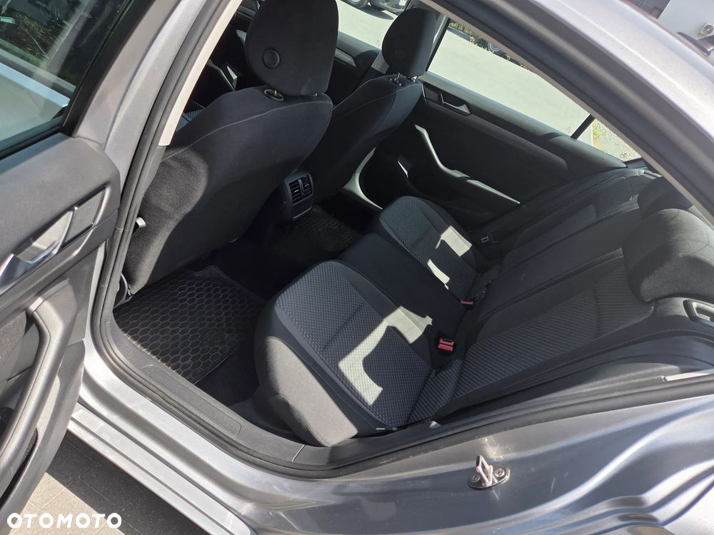 Volkswagen Passat - 12