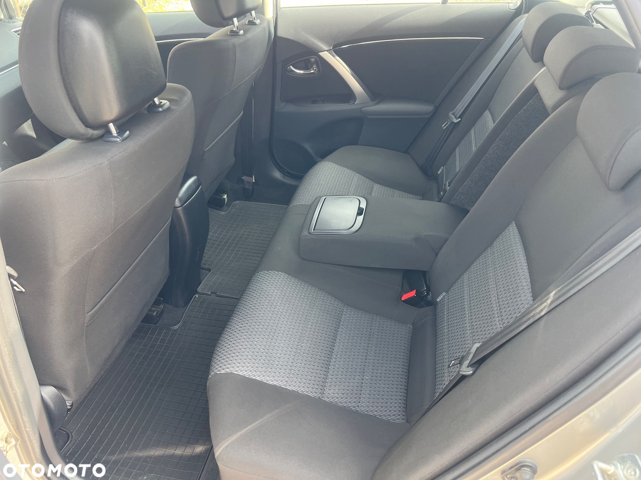 Toyota Avensis 2.0 D-4D Premium - 6