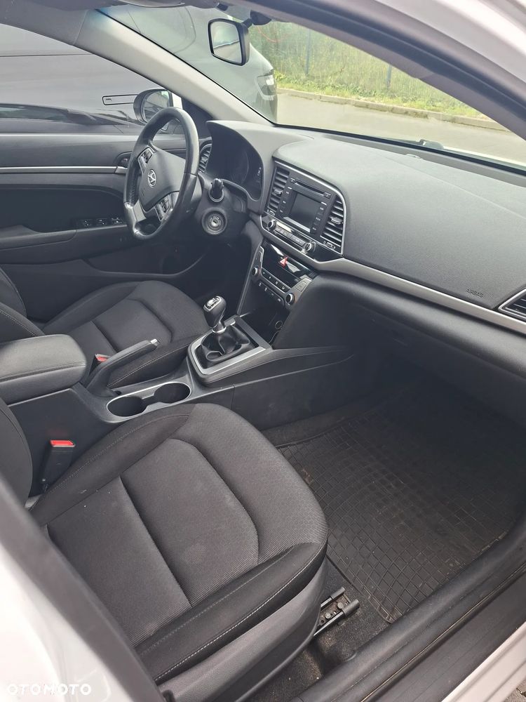 Hyundai Elantra 1.6 Classic Plus - 3