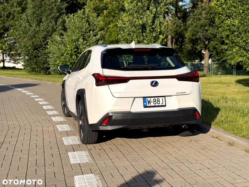 Lexus UX - 4