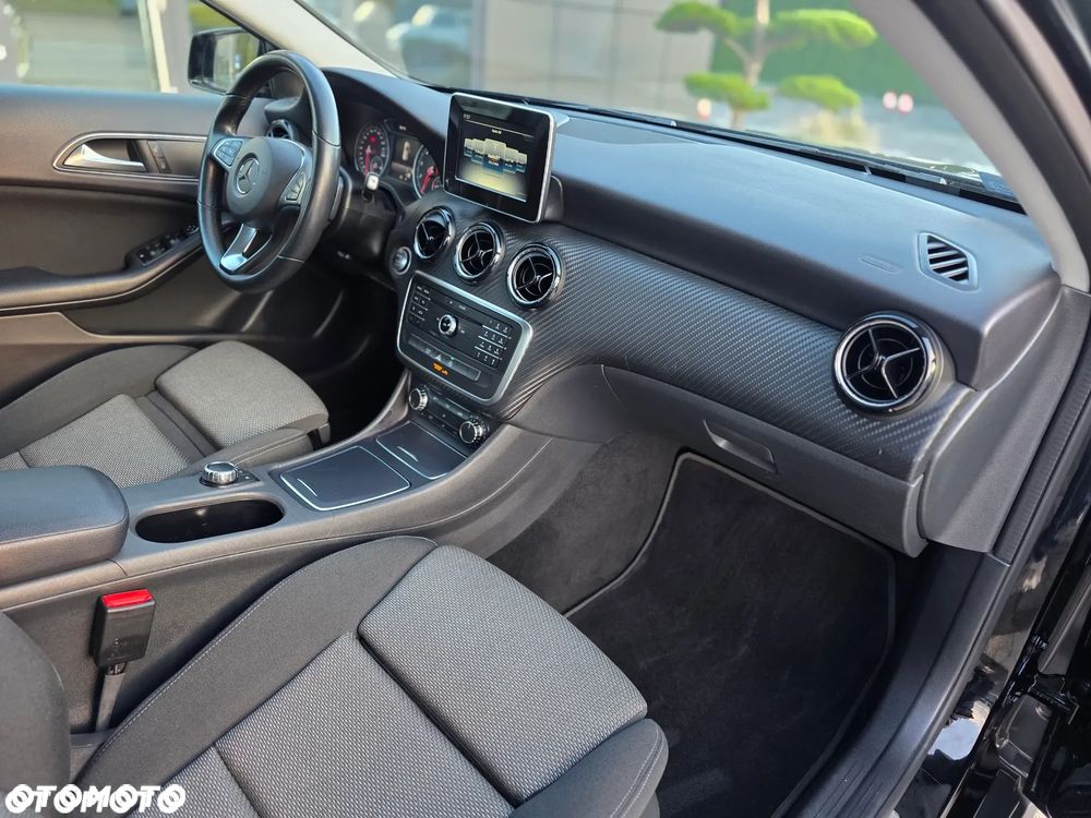 Mercedes-Benz GLA 180 7G-DCT Style - 14