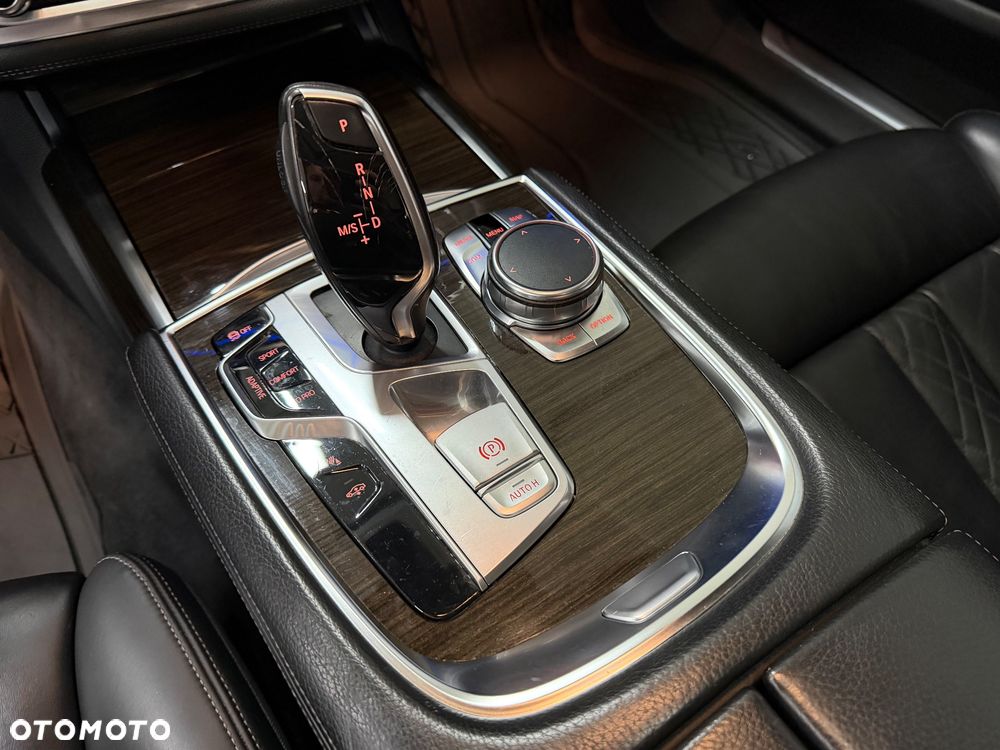 BMW Seria 7 740Li - 34