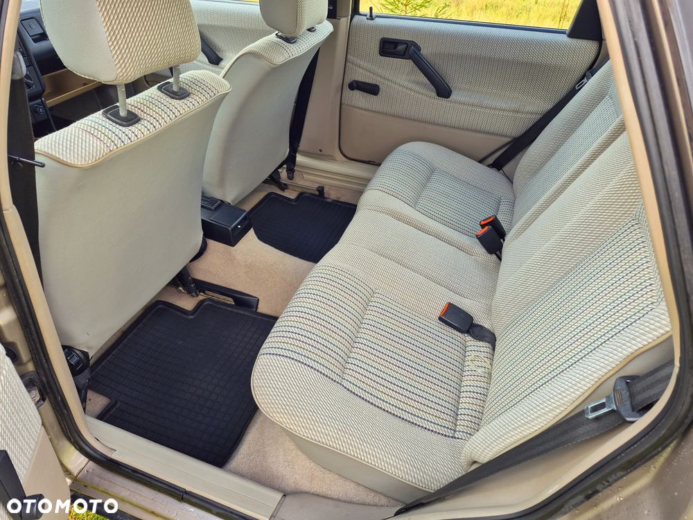 Volkswagen Passat 1.8 CL - 33