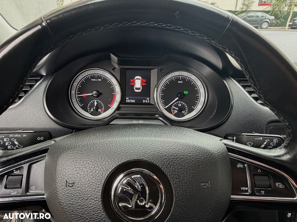 Skoda Octavia Combi 2.0 TDI DSG 4X4 Scout - 14