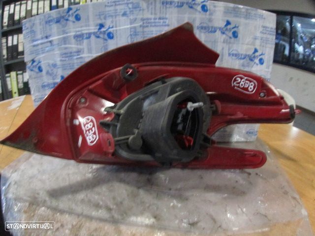 Farol Tras 9672628280 PEUGEOT 208 FASE 1 2013 1.0I 68CV 3P CINZA ESCURO ESQ Original PEUGEOT 208 2015 1.6HDI 92CV 5P BRANCO ESQ PEUGEOT 208 1 FASE 1 2013 1.6HDI 92CV 3P CASTANHO ESQ - 2