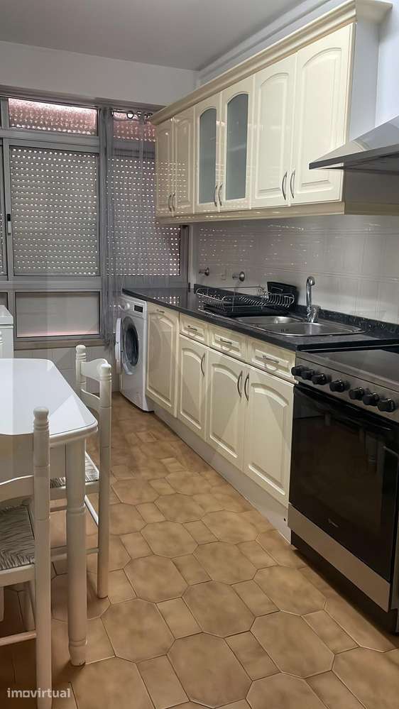 T2 com 2 Varandas e Cozinha Equipada, Fanqueiro, Loures - Grande imagem: 5/12