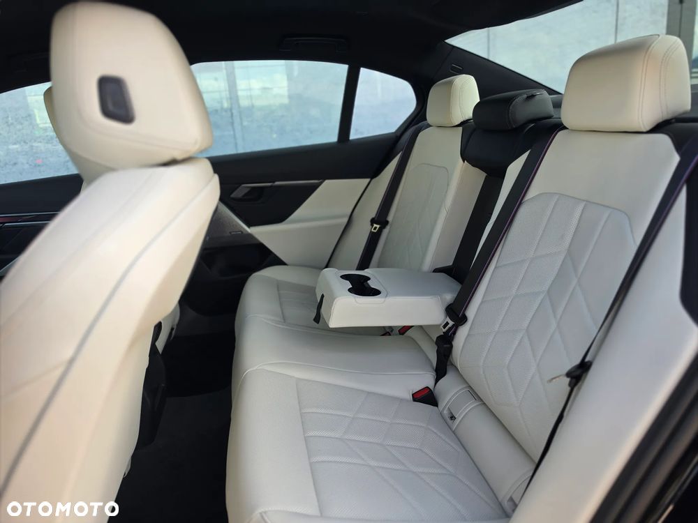 BMW Seria 5 520d xDrive mHEV - 32
